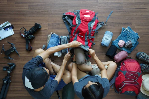 Visão geral da mochila de casal jovem do viajante planejando mel — Fotografia de Stock