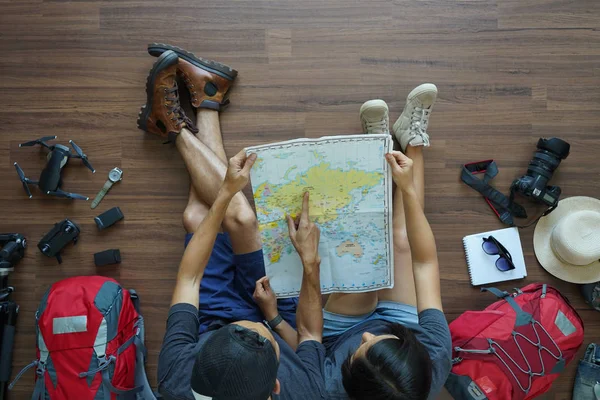 Vista aérea de la planificación de la mochila para parejas jóvenes de Traveler — Foto de Stock