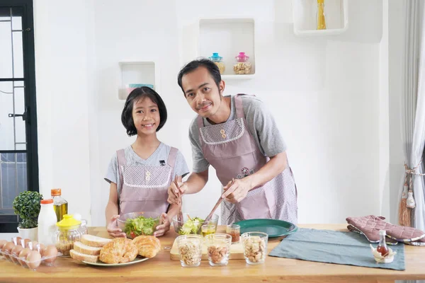 Отец Дочь Готовит Кухне Дому Счастливая Семья Азиатской Концепции — стоковое фото