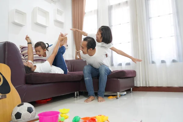 Glückliche Asiatische Familie Heimischen Wohnzimmer Zweisamkeit Entspannungskonzept — Stockfoto