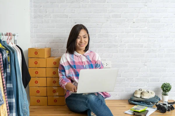 Азійські жінки, які працюють на ноутбуці вдома, продають онлайн — стокове фото