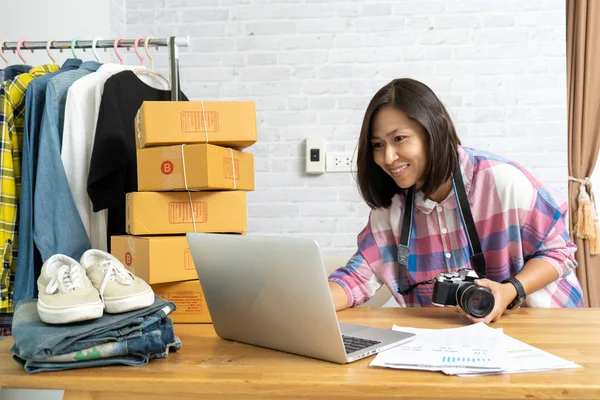Азіатські жінки, що працюють портативний комп'ютер продажу онлайн запуск малого бізнесу власник, з тримати камера готова прийняти продукт — стокове фото
