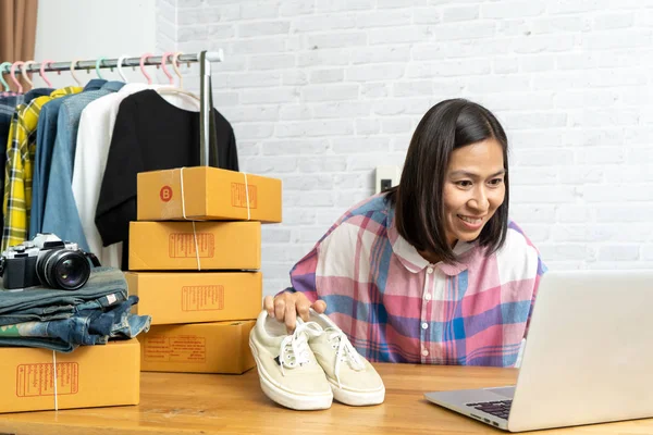 Азіатські жінки робота портативний комп'ютер продаж взуття онлайн запуск малого бізнесу власник — стокове фото