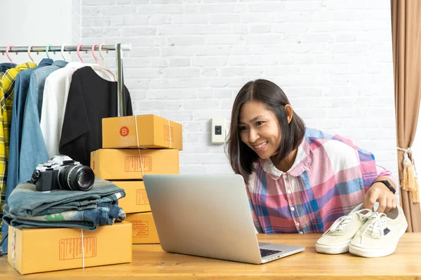 Азіатські жінки робота портативний комп'ютер продаж взуття онлайн запуск малого бізнесу власник — стокове фото