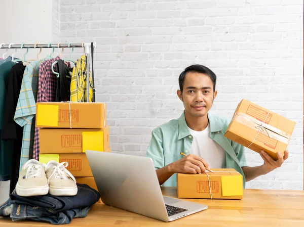 Азиатский мужчина открывает малый бизнес владелец холдинга упаковки кабана — стоковое фото