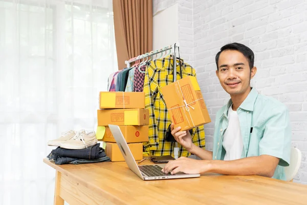 Asian man start up small business owner holding packing cardboar — ストック写真