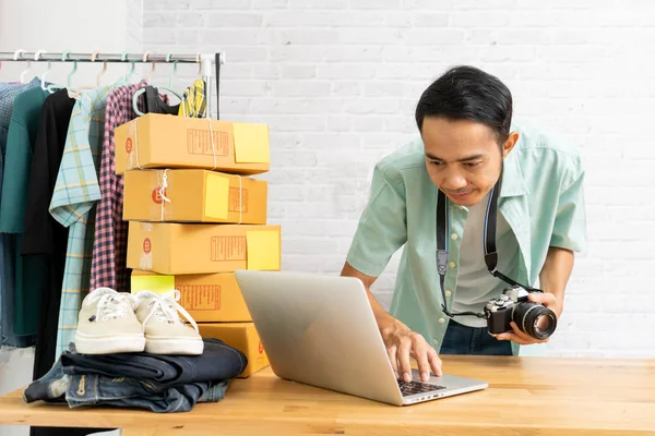 Азійці, які продають ноутбуки онлайн — стокове фото
