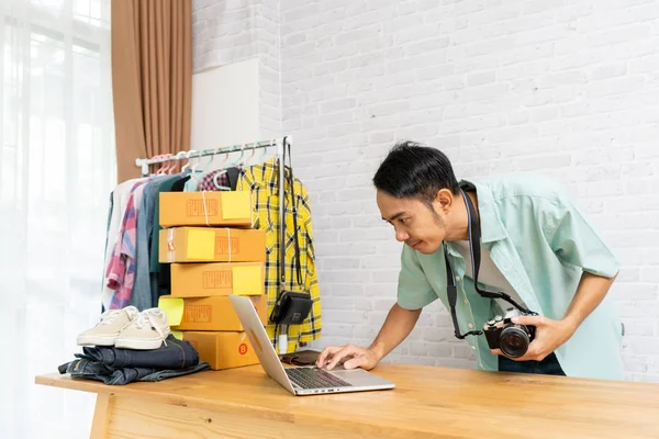 Азійці, які продають ноутбуки онлайн — стокове фото