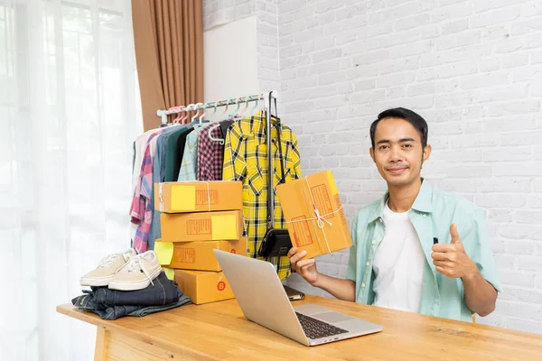 Asian man holding packing cardboard box, e-commerce ideas concept — ストック写真