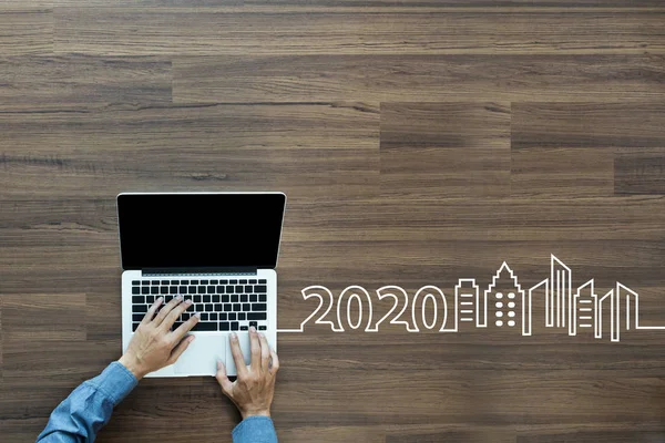 2020 novo ano cidade skyline arte design criativo, Com homem de negócios trabalhando no laptop — Fotografia de Stock