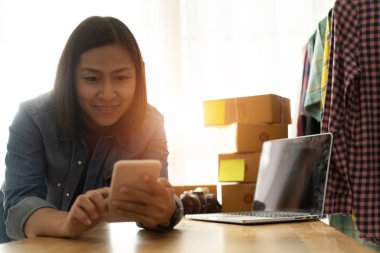 Kadın işyeri sahibi evde akıllı pezevenklik yapıyor.