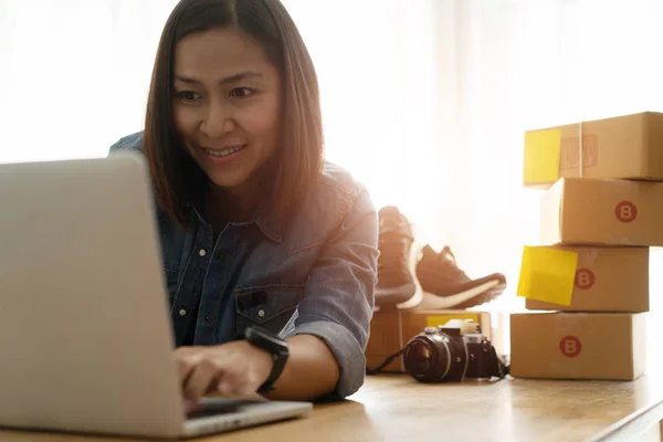 Kvinnliga företagare som arbetar bärbar dator säljer online — Stockfoto