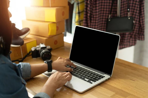 Geschäftsinhaberin arbeitet am Laptop-Computer und verkauft online — Stockfoto