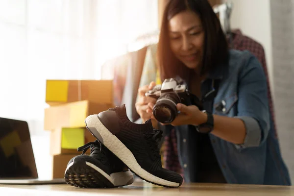Власник жіночого бізнесу фотографує взуття за допомогою цифрової камери — стокове фото