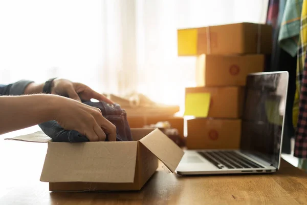 Frauen Hand Unternehmer arbeiten zu Hause mit Hosen Jeans — Stockfoto