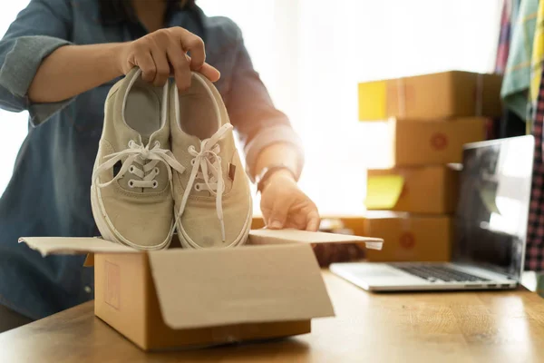 Власник жіночого бізнесу працює вдома, продаючи взуття онлайн — стокове фото