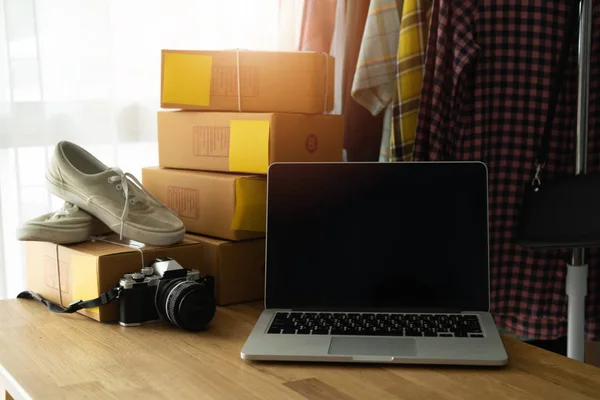 Ordenador Portátil Del Lugar Trabajo Que Vende Puesta Marcha Línea — Foto de Stock