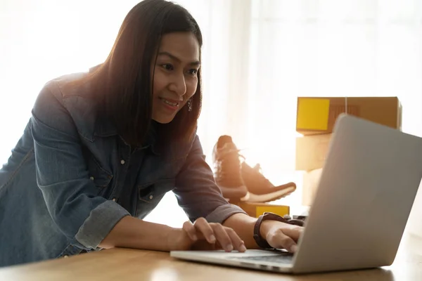 Mulheres Empresário Trabalhando Computador Portátil Venda Line Casa — Fotografia de Stock