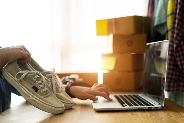 Frauen Übergeben Geschäftsinhaberin Online Verkäuferin Verpackungskarton — Stockfoto