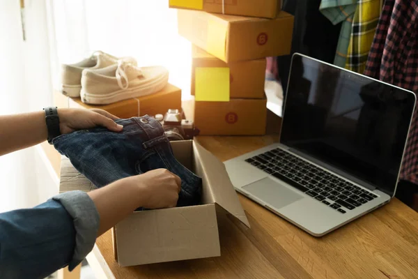 Empresa Mujeres Empresarias Start Vendedor Línea Con Caja Cartón Embalaje — Foto de Stock