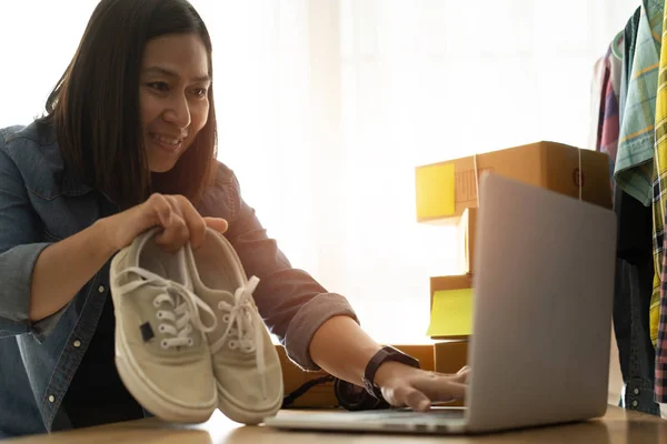 Жінки Власники Бізнесу Працюють Ноутбук Комп Ютер Вдома Продаючи Взуття — стокове фото