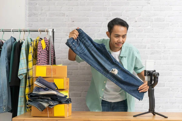 Asiatische Mann Mit Smartphone Unter Live Verkauf Von Online Jeans — Stockfoto