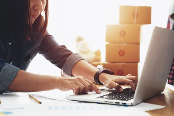 Women Using Laptop Selling Online Work Home Commerce Shipping Idea — Stock Photo, Image