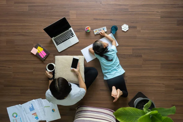 Trabalho Vista Superior Conceito Ideias Domésticas Mulheres Com Crianças Relaxando — Fotografia de Stock