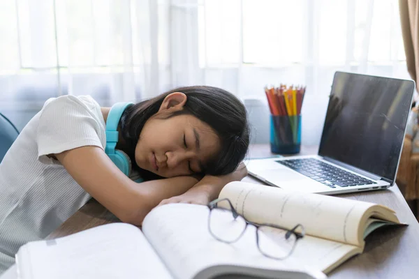 Азиатская Девушка Устала Спать Рабочем Столе Изучение Домашнего Задания Онлайн — стоковое фото