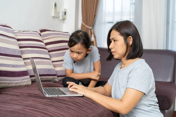 Asian Mother Daughter Using Laptop Studying Homework Online Lesson Home — Stock Photo, Image