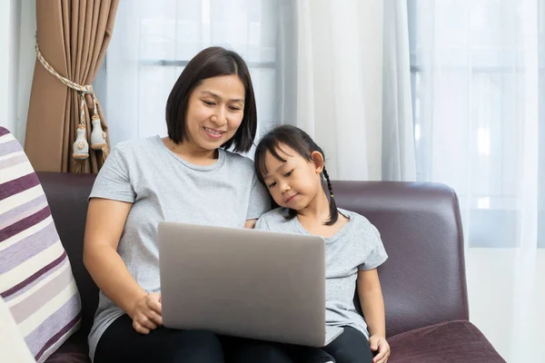 Asian Mother Daughter Using Laptop Studying Homework Online Lesson Home — Stock Photo, Image