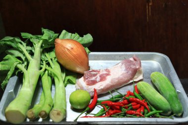 Tayland limonlu domuz eti ve limonlu domuz salatası için soğan.