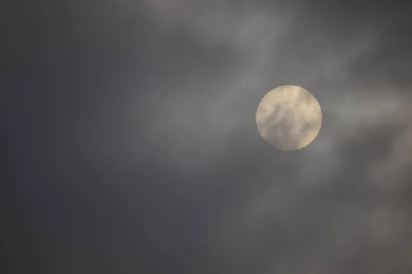 Full Moon Faded Clouds — 图库照片