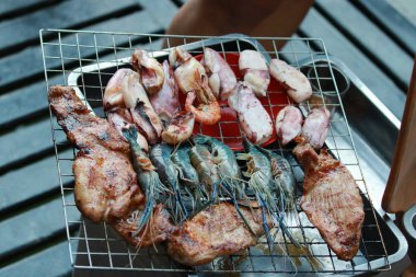 Deniz ürünleri, karides, kalamar, ızgara için domuz eti, deniz ürünleri, karides, mürekkep balığı, domuz eti.