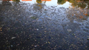 Atık su arıtma tesislerinde atık su, çöplü atık su, kirli siyah su pis bir koku yayar.. 