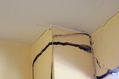 Eski bina çatlamış beton direk, çatlamış beton ev direği.