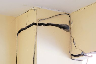 Eski bina çatlamış beton direk, çatlamış beton ev direği.