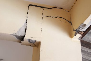 Eski bina çatlamış beton direk, çatlamış beton ev direği.