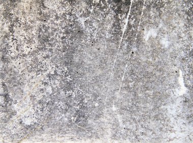 Eski beton duvarın soyut dokusu, soyut arkaplan desenli gri çimento, liken desenli eski duvar, çimento duvarındaki yosun dokusunu kapatan kirli beyaz duvar.