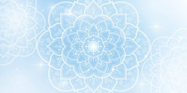 Yumuşak mavi gökyüzü arka planına sahip dairesel çiçek mandala, vektör mandala doğu deseni, el yapımı dekoratif element. Çiçekli eşsiz bir tasarım. Sayfa logosu için rahatlama ve meditasyon kullanımını kavra