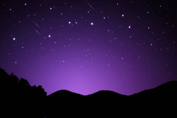 Dağların siluetleriyle gece manzarası ve yıldızlı gökyüzü, yıldızlı gece arkaplanı. Parlak yıldızlı koyu mavi gökyüzü, vektör çizimi
