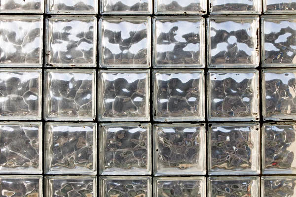 Özensiz ve kirli cam tuğla