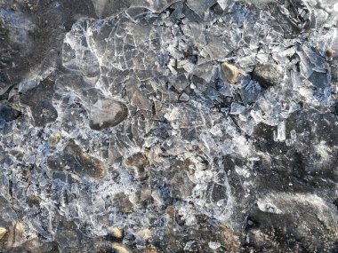 Buz bir sürü küçük parçaya bölündü. .