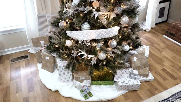 Δώρα Στα Παιδιά Κάτω Από Χριστουγεννιάτικο Δέντρο Νέο Έτος — Φωτογραφία Αρχείου