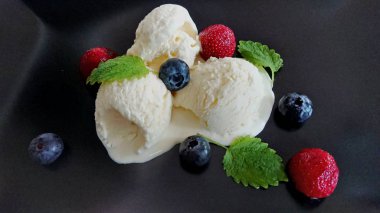 Böğürtlenli dondurma ve krem şanti.