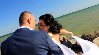 Denizde öpüşme yeni evli mutlu çift