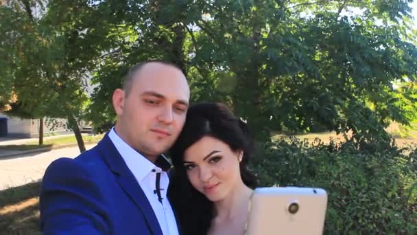 Coppia appena sposata facendo selfie — Video Stock