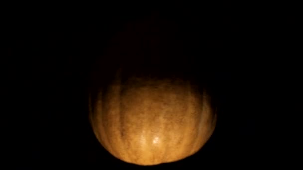 citrouille Jack O'latern tourne et s'allume dans l'obscurité 