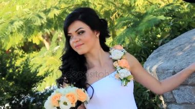 Yeni evli çift bir fotoğraf oturumu için poz