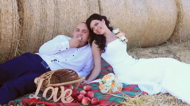 Vastikään aviopari poseeraa valokuva istunto — kuvapankkivideo
